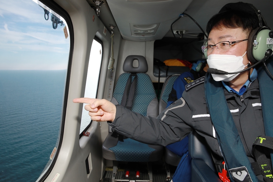 정봉훈 신임 해양경찰청장이 6일 취임식에 앞서 서해 NLL 등 접경 해역을 방문해 해양치안 실태점검을 하고 있다.