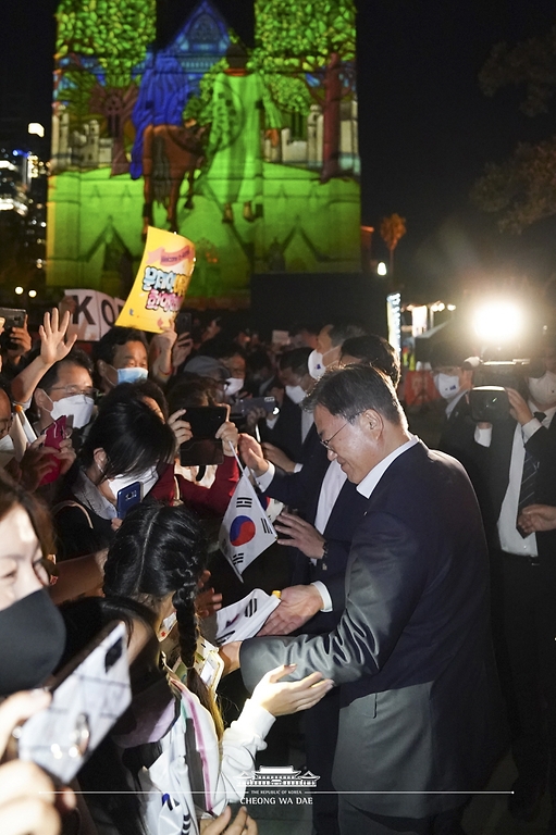 호주를 국빈 방문 중인 문재인 대통령이 14일 시드니 성 메리 성당에서 열린 조명 점등식에 참석, 교민들과 인사하고 있다. 