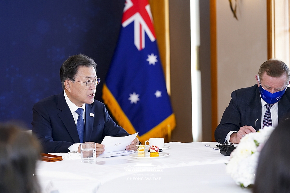 호주를 국빈 방문 중인 문재인 대통령이 14일 시드니 한 호텔에서 열린 한-호주 핵심 광물 공급망 간담회에 참석, 발언하고 있다.