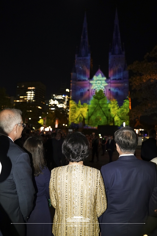 호주를 국빈 방문 중인 문재인 대통령 내외와 스콧 모리슨 총리 내외가 14일 시드니 성 메리 성당에서 열린 조명 점등식에 참석하고 있다.