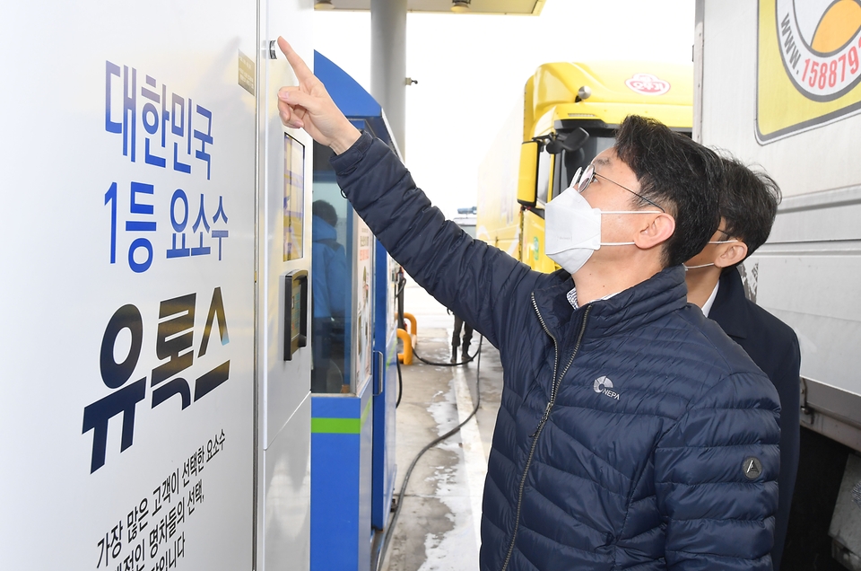 이억원 기획재정부 차관이 15일 경기도 알뜰송산주유소를 방문, 관계자로부터 설명을 듣고 있다. 