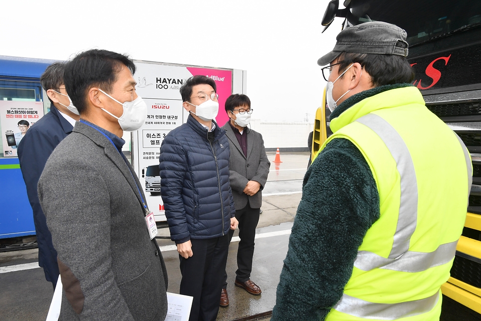 이억원 기획재정부 차관이 15일 경기도 알뜰송산주유소를 방문, 요소수를 주유하고 있는 시민과 대화를 나누고 있다.