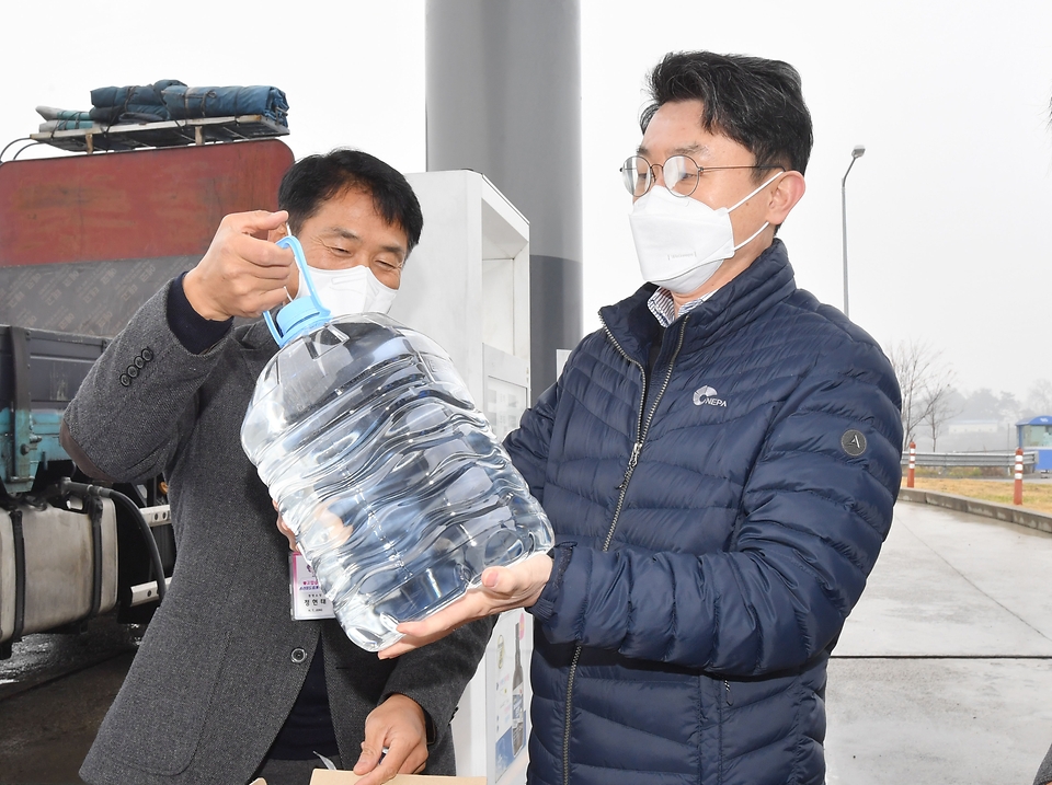 이억원 기획재정부 차관이 15일 경기도 알뜰송산주유소를 방문, 관계자로부터 설명을 듣고 있다.