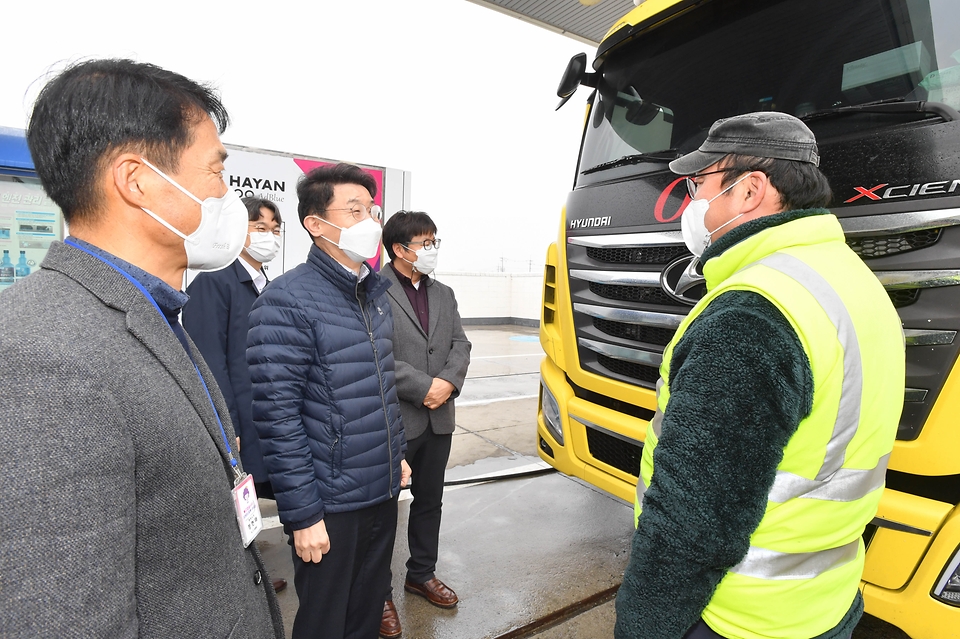 이억원 기획재정부 차관이 15일 경기도 알뜰송산주유소를 방문, 요소수를 주유하고 있는 시민과 대화를 나누고 있다.