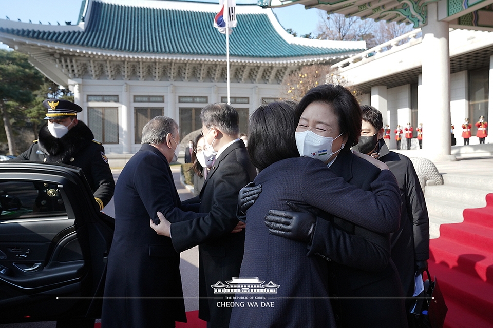 김정숙 여사가 17일 청와대에서 열린 공식환영식에서 우즈벡 관계자들과 인사하고 있다.