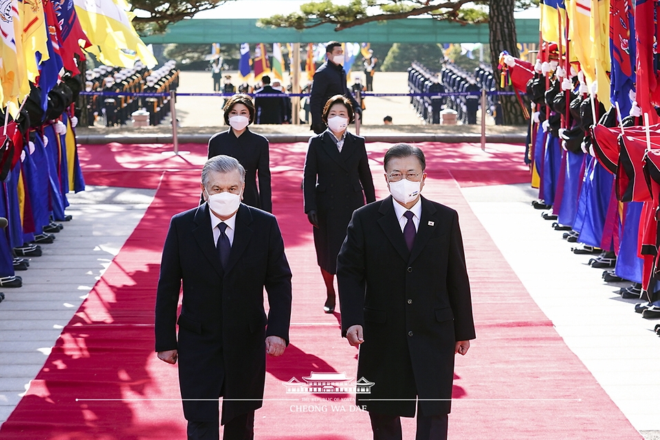 한국을 국빈 방문한 샤프카트 미르지요예프 우즈베키스탄 대통령이 문재인 대통령과 함께 17일 청와대에서 열린 공식환영식에서 의장대를 사열하고 있다.
