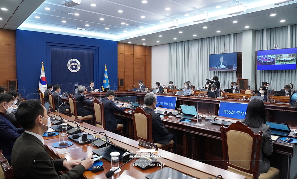 문재인 대통령이 21일 청와대 여민관에서 열린 영상국무회의를 주재하고 있다.