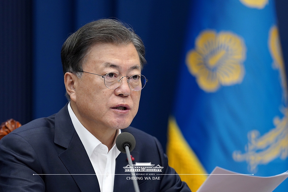 문재인 대통령이 21일 청와대 여민관에서 열린 영상국무회의를 주재하고 있다.