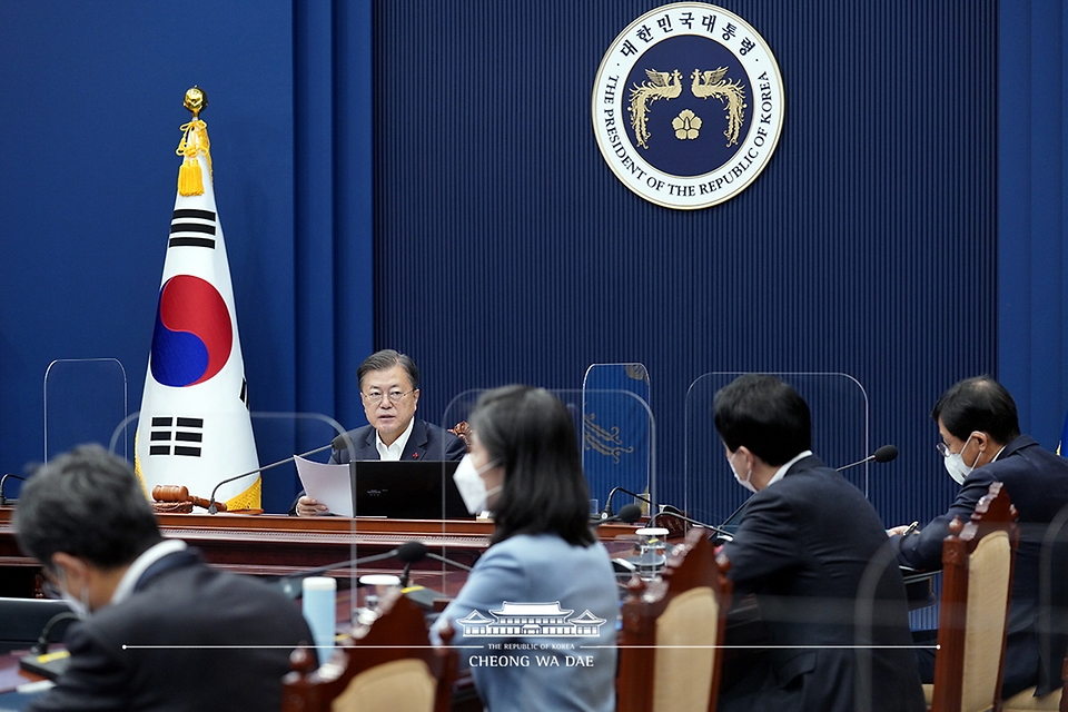 문재인 대통령이 21일 청와대 여민관에서 열린 영상국무회의를 주재하고 있다.