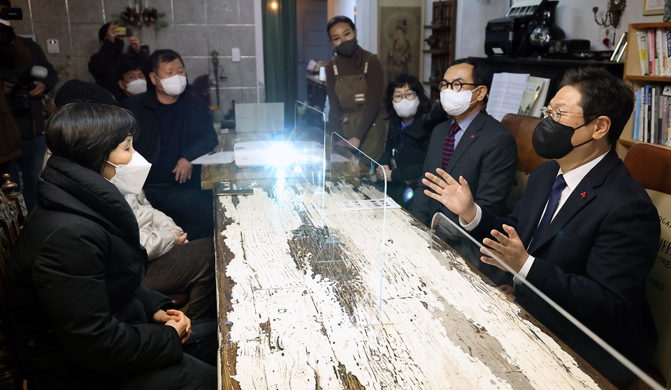 황희 문화체육관광부 장관이 27일 충북 청주 동네기록관 ‘터무니’ 방문해 시설을 둘러본 뒤 청주문화도시 주요 참여자와 간담회를 갖고 현장에 대한 나누고 있다.