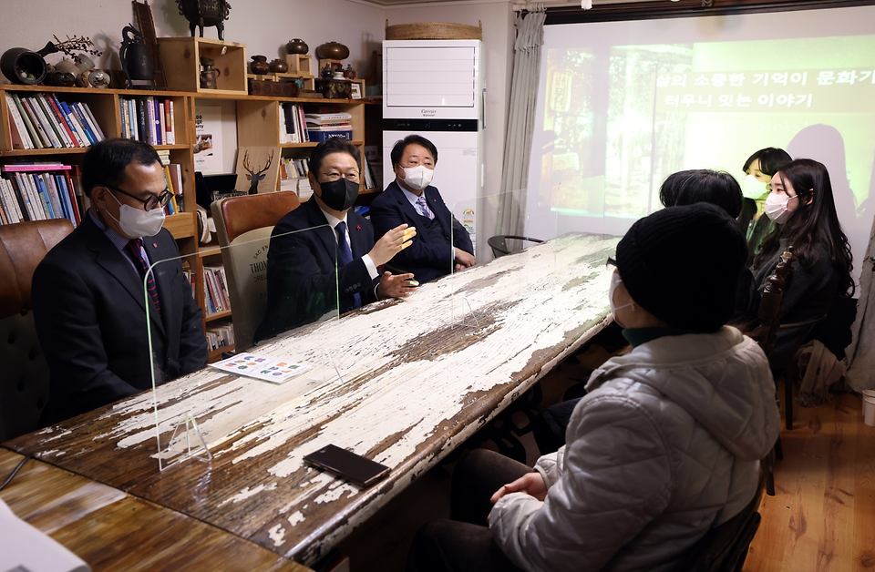 황희 문화체육관광부 장관이 27일 충북 청주 동네기록관 ‘터무니’ 방문해 시설을 둘러본 뒤 청주문화도시 주요 참여자와 간담회를 갖고 현장에 대한 나누고 있다.