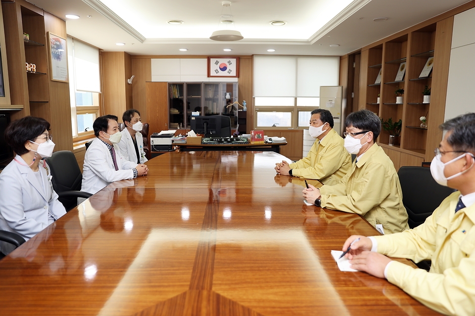28일 오후 황기철 국가보훈처장이 코로나19 방역상황대비 대구보훈병원을 방문하여 조영래 대구보훈병원장이 현황보고를 하고 있다.