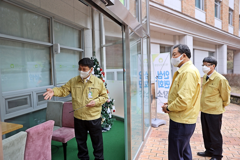 28일 오후 황기철 국가보훈처장이 코로나19 방역상황대비 대구보훈요양원을 방문하여 시설을 둘러보고 있다 