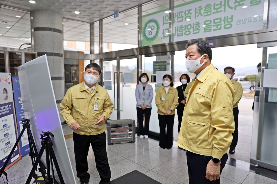 28일 오후 황기철 국가보훈처장이 코로나19 방역상황대비 대구보훈요양원을 방문하여 현황보고를 받고 있다.