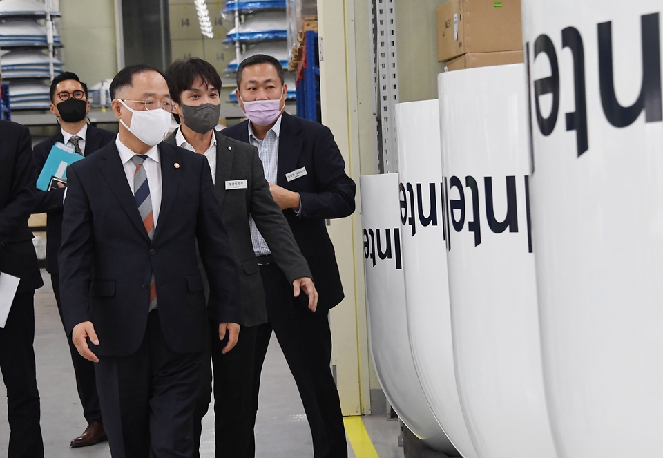 홍남기 경제부총리 겸 기획재정부 장관이 29일 산업현장방문 일환으로 경기도 평택 소재 해상용 위성통신 안테나 제조업체인 (주)인텔리안테크놀로지스를 방문, 대표이사로부터 제품설명을 청취하고 있다.