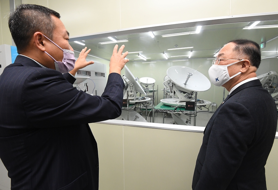 홍남기 경제부총리 겸 기획재정부 장관이 29일 산업현장방문 일환으로 경기도 평택 소재 해상용 위성통신 안테나 제조업체인 (주)인텔리안테크놀로지스를 방문, 대표이사로부터 제품설명을 청취하고 있다.