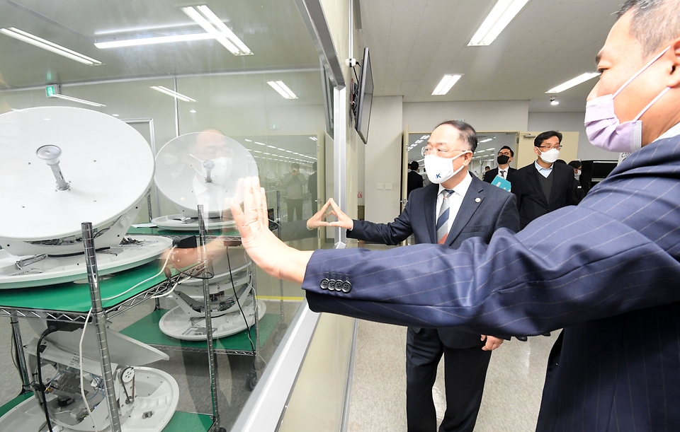 홍남기 경제부총리 겸 기획재정부 장관이 29일 산업현장방문 일환으로 경기도 평택 소재 해상용 위성통신 안테나 제조업체인 (주)인텔리안테크놀로지스를 방문, 대표이사로부터 제품설명을 청취하고 있다.