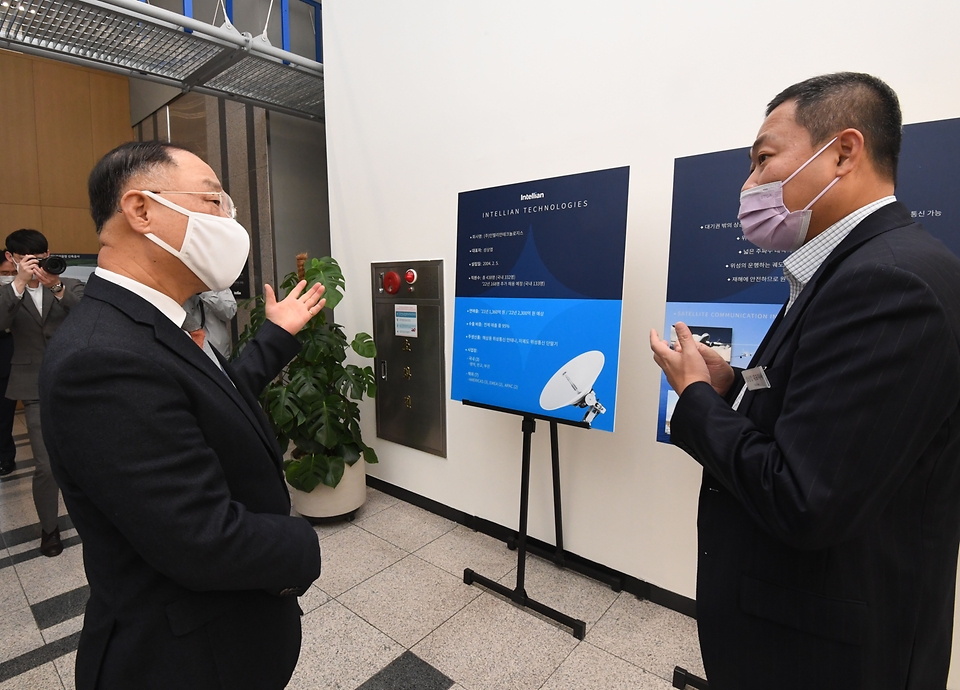홍남기 경제부총리 겸 기획재정부 장관이 29일 산업현장방문 일환으로 경기도 평택 소재 해상용 위성통신 안테나 제조업체인 (주)인텔리안테크놀로지스를 방문, 대표이사로부터 회사설명을 청취하고 있다.