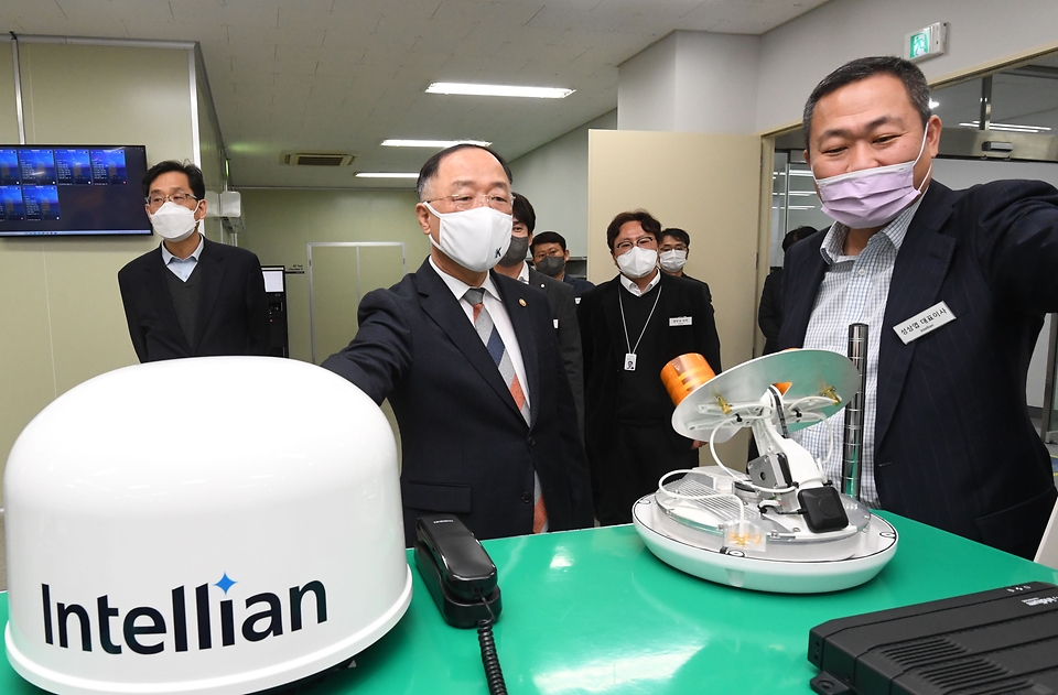 홍남기 경제부총리 겸 기획재정부 장관이 29일 산업현장방문 일환으로 경기도 평택 소재 해상용 위성통신 안테나 제조업체인 (주)인텔리안테크놀로지스를 방문, 대표이사로부터 제품설명을 청취하고 있다.