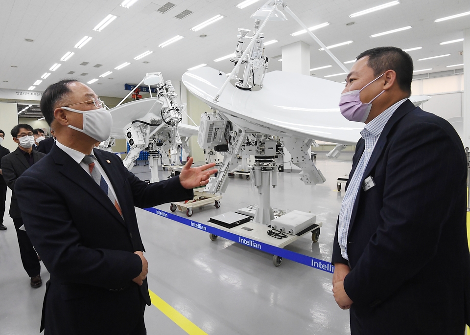 홍남기 경제부총리 겸 기획재정부 장관이 29일 산업현장방문 일환으로 경기도 평택 소재 해상용 위성통신 안테나 제조업체인 (주)인텔리안테크놀로지스를 방문, 대표이사로부터 제품설명을 청취하고 있다.