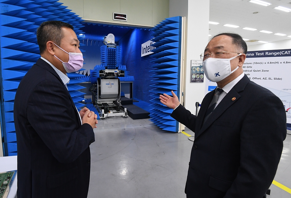홍남기 경제부총리 겸 기획재정부 장관이 29일 산업현장방문 일환으로 경기도 평택 소재 해상용 위성통신 안테나 제조업체인 (주)인텔리안테크놀로지스를 방문, 대표이사로부터 제품설명을 청취하고 있다.