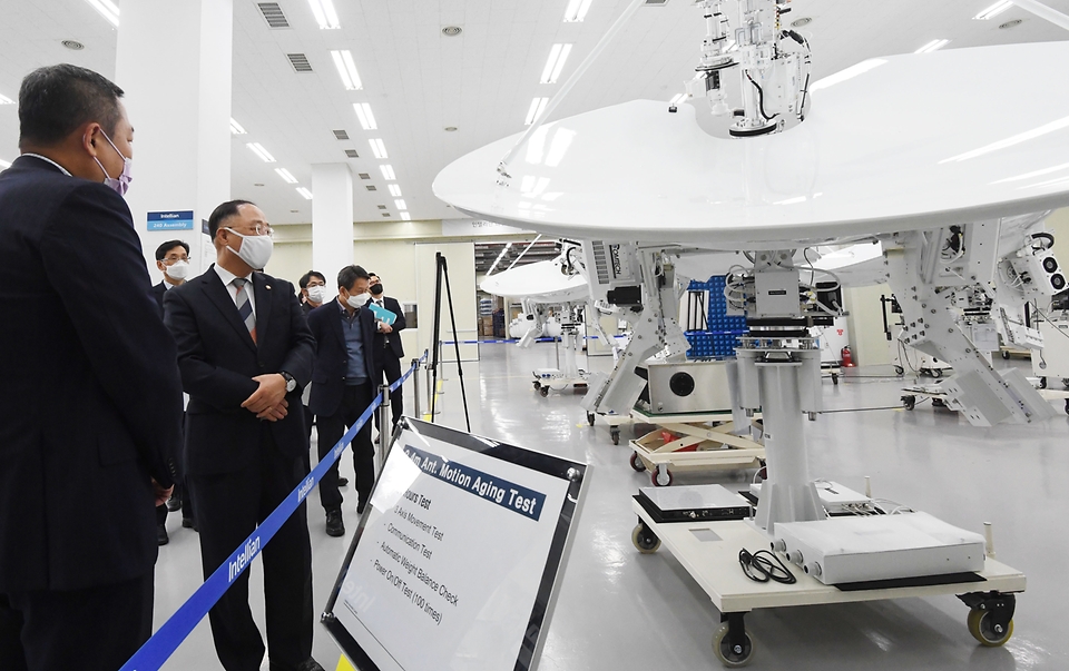 홍남기 경제부총리 겸 기획재정부 장관이 29일 산업현장방문 일환으로 경기도 평택 소재 해상용 위성통신 안테나 제조업체인 (주)인텔리안테크놀로지스를 방문, 대표이사로부터 제품설명을 청취하고 있다.