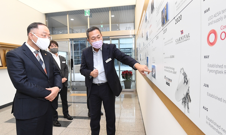 홍남기 경제부총리 겸 기획재정부 장관이 29일 산업현장방문 일환으로 경기도 평택 소재 해상용 위성통신 안테나 제조업체인 (주)인텔리안테크놀로지스를 방문, 대표이사로부터 회사설명을 청취하고 있다.
