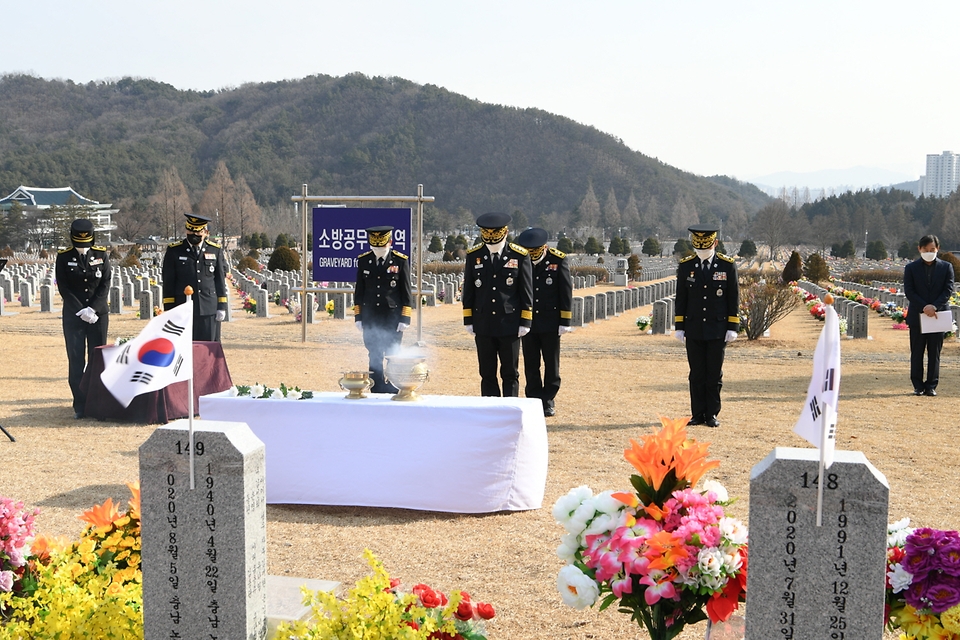 이흥교 소방청장이 국립대전현충원 내 소방공무원묘역에서 순직 소방인에 대한 묵념을 하고 있다.