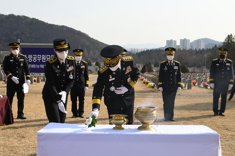 이흥교 소방청장이 국립대전현충원 내 소방공무원묘역에서 순직 소방인에 대한 헌화와 분향을 하고 있다.