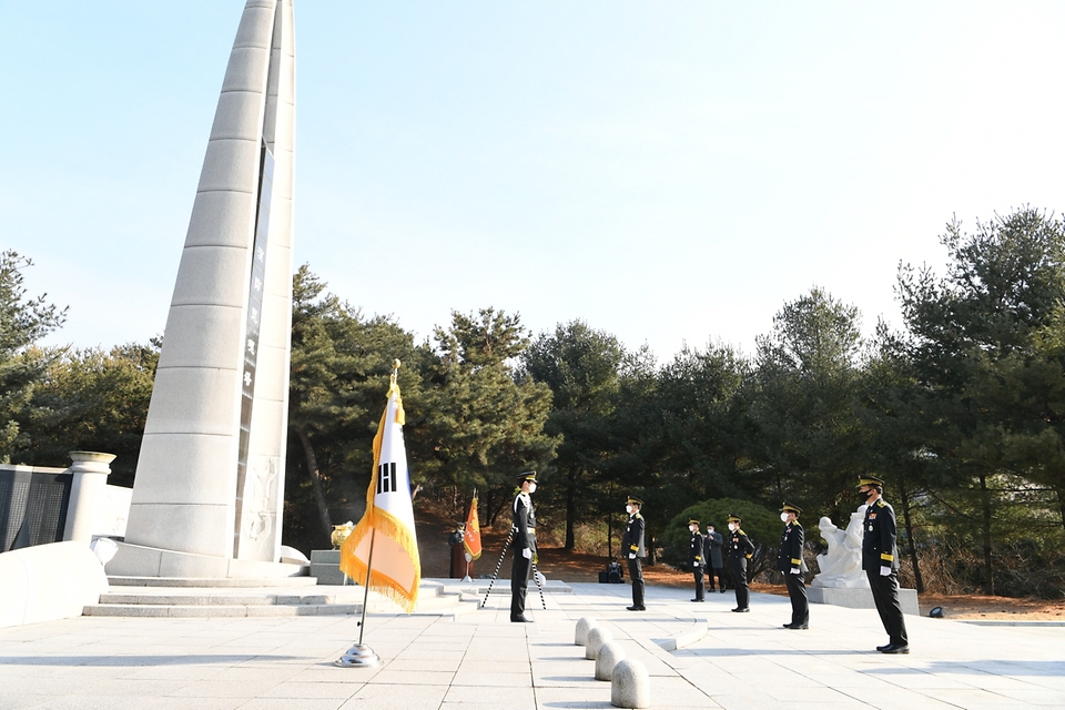 이흥교 소방청장은 3일 오전 임인년 새해 첫날 업무에 앞서 순국선열과 순직소방인의 숭고한 뜻을 기리기 위해 충남 천안 중앙소방학교 내 소방충혼탑을 참배했다.