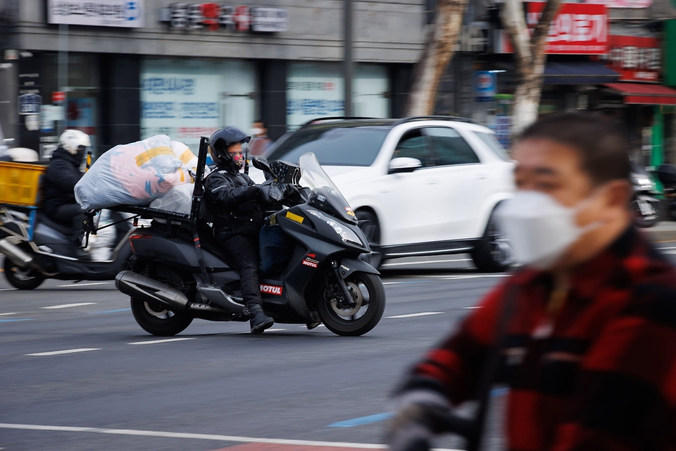 <p>5일 서울 종로구 동대문종합시장 주변 도로에서 퀵서비스 기사들이 짐을 나르고 있다.</p>