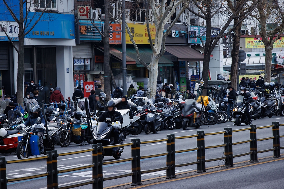 <p>5일 서울 종로구 동대문종합시장 주변 도로에서 퀵서비스 기사들이 짐을 나르고 있다.</p>