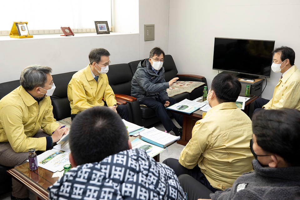 홍정기 환경부 차관이 7일 오전 서울시 강북구 재활용품선별시설을 방문하여 환경미화원들을 격려하고 간담회를 통해 현장의 애로사항과 건의사항을 듣고 있다.