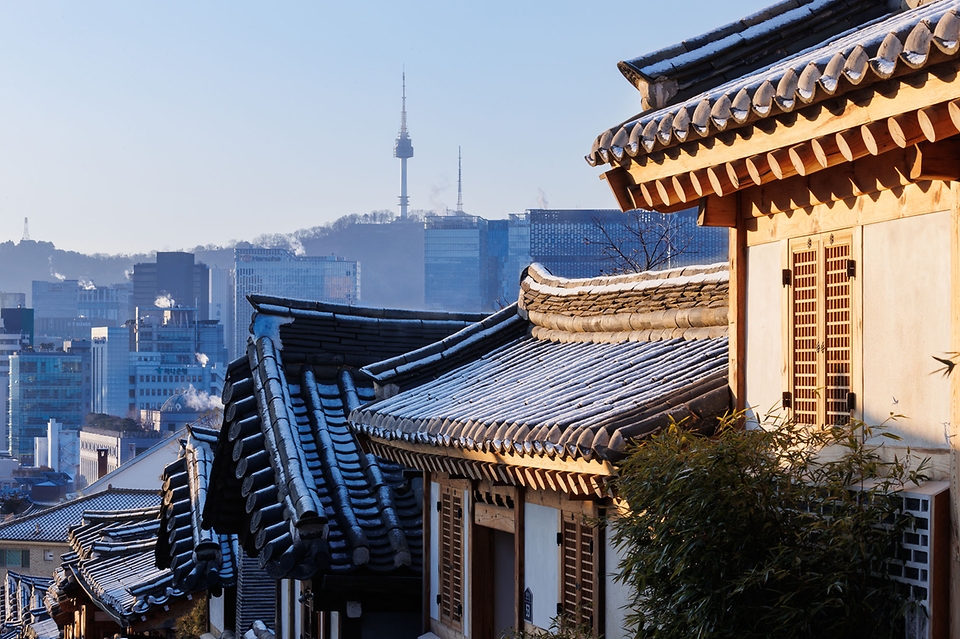 <p>지난 11일 서울 종로구 북촌 한옥마을에 눈이 소복이 내려 쌓였다. 북촌은 원래 청계천과 종로의 윗동네를 이르는 지명이었으나 현대에는 경복궁과 창덕궁 사이의 한옥마을을 북촌이라 부르며 삼청동과 가회동에 걸쳐있다.</p>