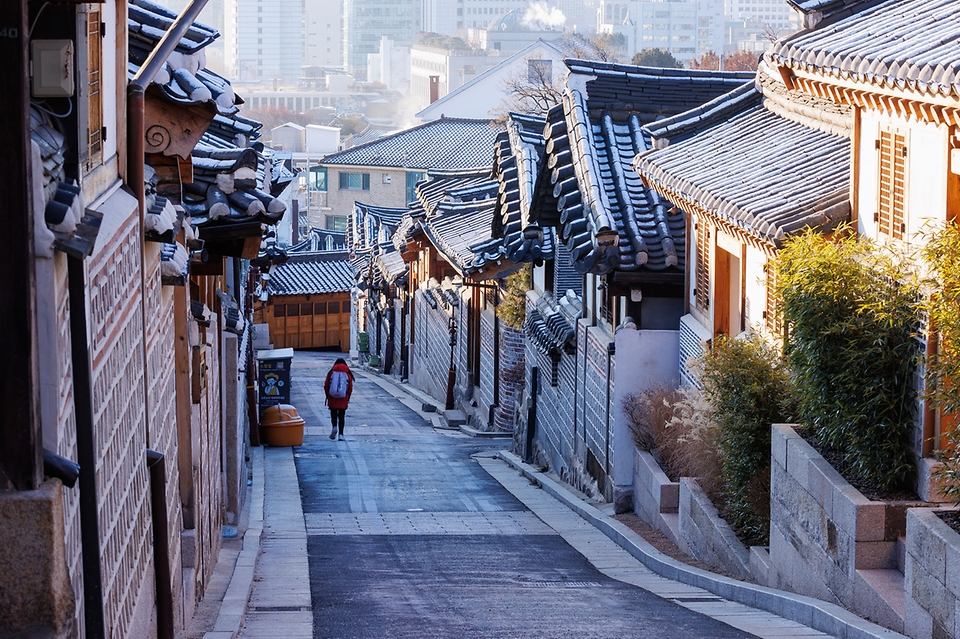 <p>지난 11일 서울 종로구 북촌 한옥마을에 눈이 소복이 내려 쌓였다. 북촌은 원래 청계천과 종로의 윗동네를 이르는 지명이었으나 현대에는 경복궁과 창덕궁 사이의 한옥마을을 북촌이라 부르며 삼청동과 가회동에 걸쳐있다.</p>