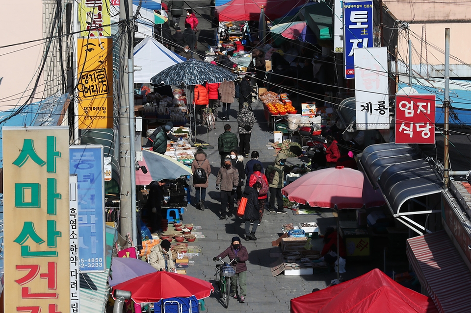 <p>11일 충남 공주산성시장이 설을 앞두고 활기를 찾아가고 있다.  정부는 서민 생활물가 안정을 위해 사과, 배 등 16대 성수품을 작년 설보다 일주일 빠른 3주 전부터 역대 최대 수준인 20만4천t 공급한다. </p>
<p><br></p>