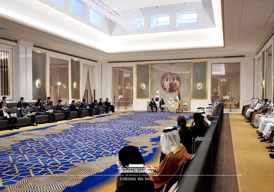 문재인 대통령은 16일 오후(현지시간) 두바이 엑스포 리더십관에서 모하메드 알 막툼 아랍에미리트연합(UAE) 총리와 회담하고 있다.