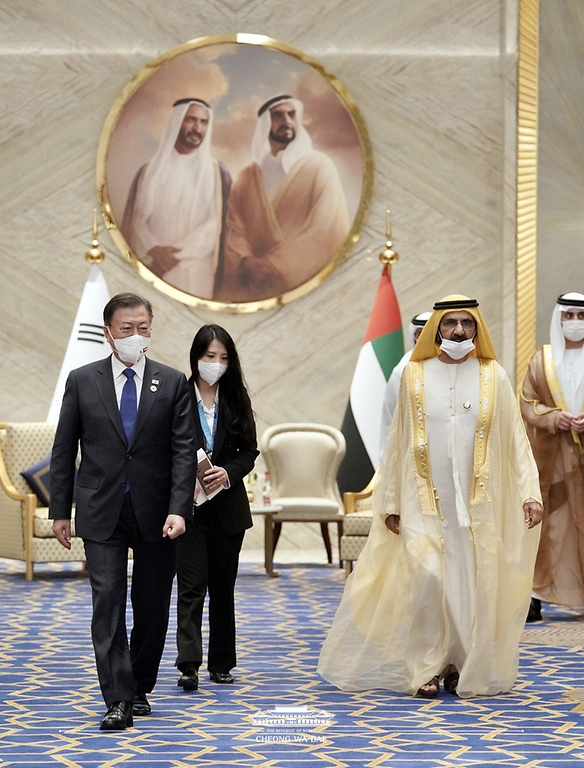 문재인 대통령과 모하메드 알 막툼 아랍에미리트연합(UAE) 총리가 16일 오후(현지시간) 두바이 엑스포 리더십관에서 회담을 마친 뒤 회담장을 나서고 있다.