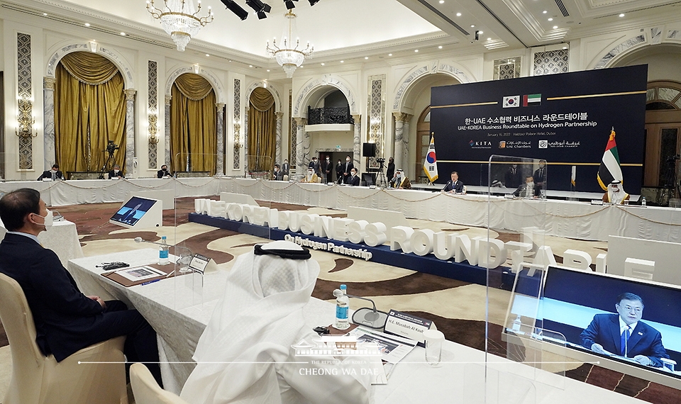 문재인 대통령이 16일(현지시간) 두바이 한 호텔에서 열린 '한-UAE 수소협력 비즈니스 라운드테이블'에 참석, 발언하고 있다.