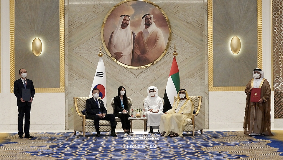 문재인 대통령은 16일 오후(현지시간) 두바이 엑스포 리더십관에서 모하메드 알 막툼 아랍에미리트연합(UAE) 총리와 회담하고 있다.