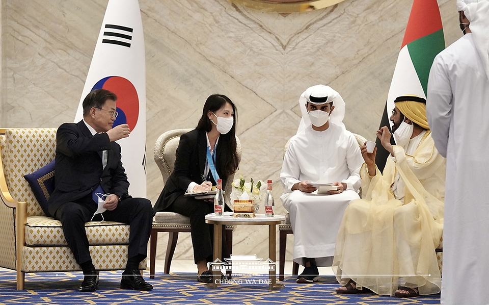 문재인 대통령은 16일 오후(현지시간) 두바이 엑스포 리더십관에서 모하메드 알 막툼 아랍에미리트연합(UAE) 총리와 아랍식 커피를 마시며 회담하고 있다.