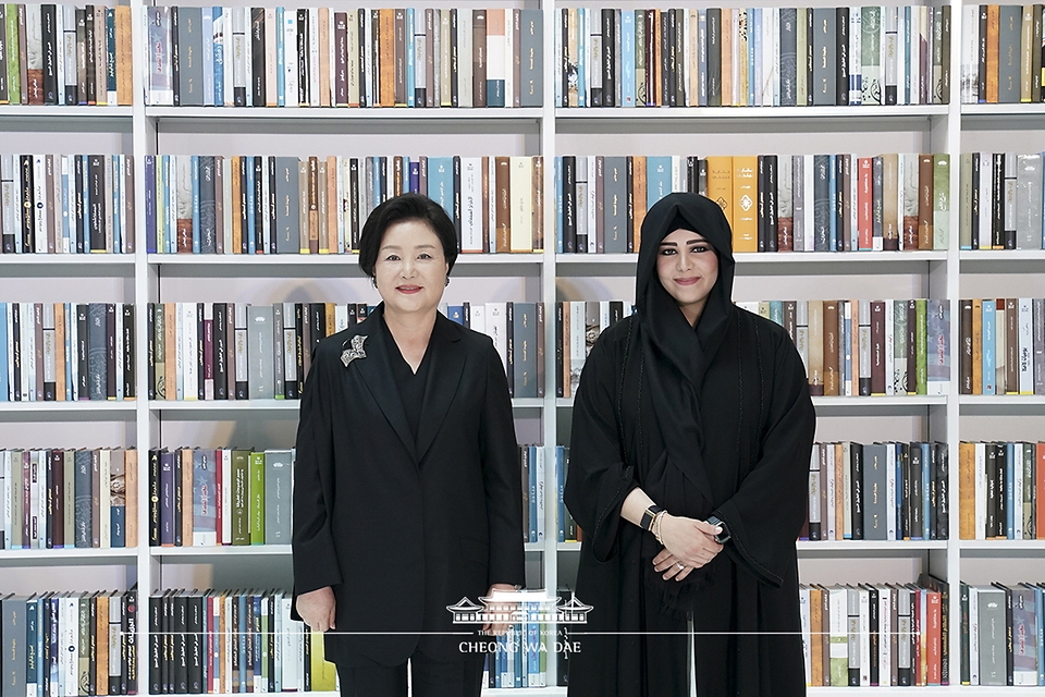 김정숙 여사가 16일(현지시간) 아랍에미리트(UAE) 두바이 모하메드 빈 라시드(MBR) 도서관에서 열린 한-UAE 지식문화 교류식에 참석해 라티파 빈트 모하메드 공주와 기념촬영을 하고 있다.