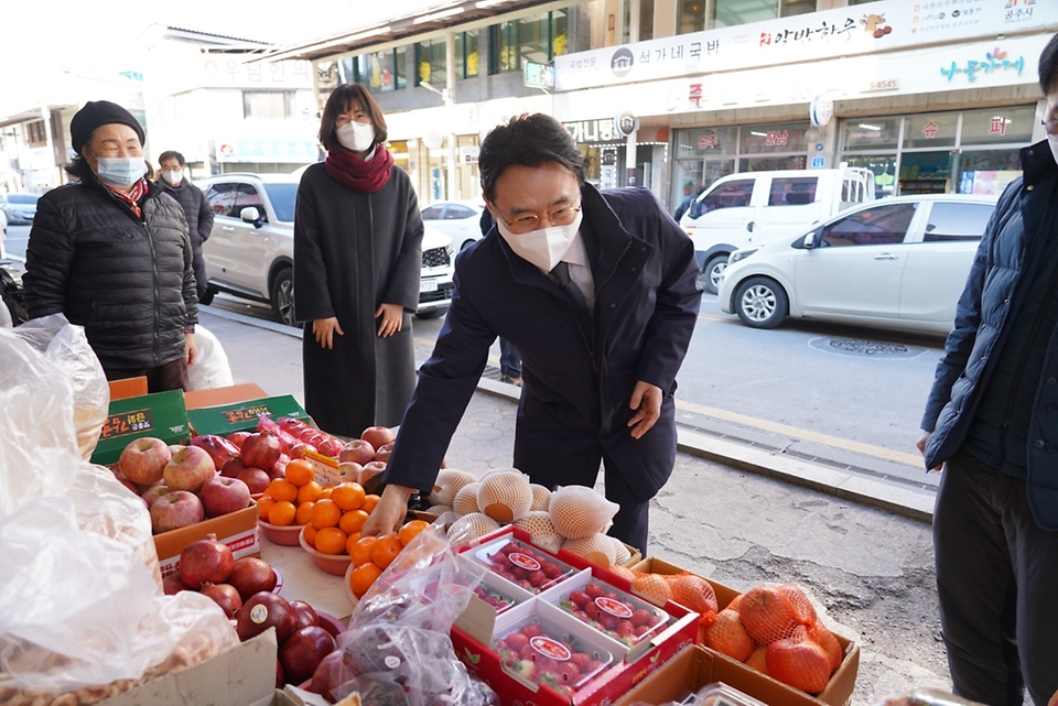 이강섭 법제처장은 설 명절을 앞두고 1월 18일(화) 충청남도 공주시에 있는 ‘공주산성시장’을 방문해 시장을 둘러보면서 과일 등 농수산물을 구입하고 코로나19로 어려움을 겪는 현장의 목소리를 들었다.