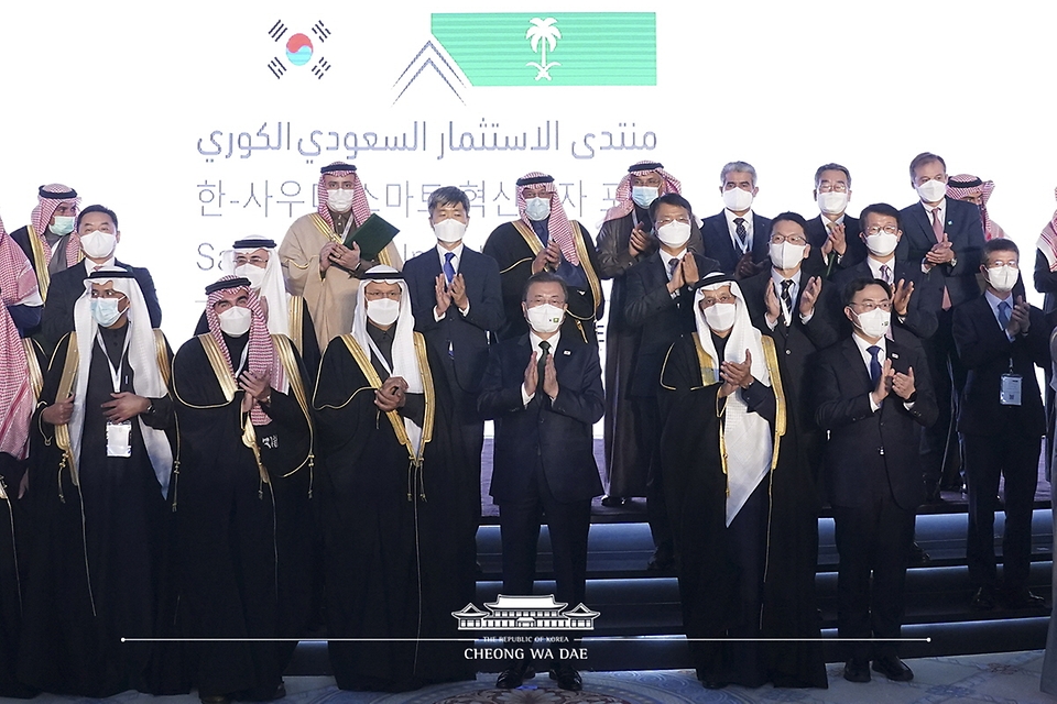 문재인 대통령이 18일(현지시간) 사우디아라비아 리야드 리츠칼튼 호텔에서 열린 ‘한-사우디 스마트 혁신포럼’에서 참석자들과 기념촬영을 하고 있다.
