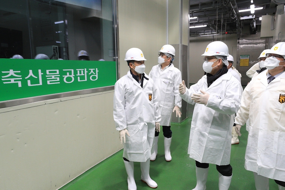 김현수 농림축산식품부 장관이 18일 전남 나주축산물공판장을 찾아 설 명절 성수기 축산물 가격 및 수급 상황을 점검하고 있다.