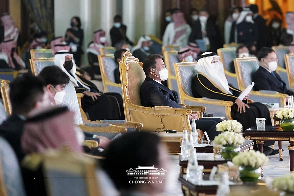 문재인 대통령이 18일(현지시간) 사우디아라비아 리야드 리츠칼튼 호텔에서 열린 ‘한-사우디 스마트 혁신포럼’에 참석하고 있다.