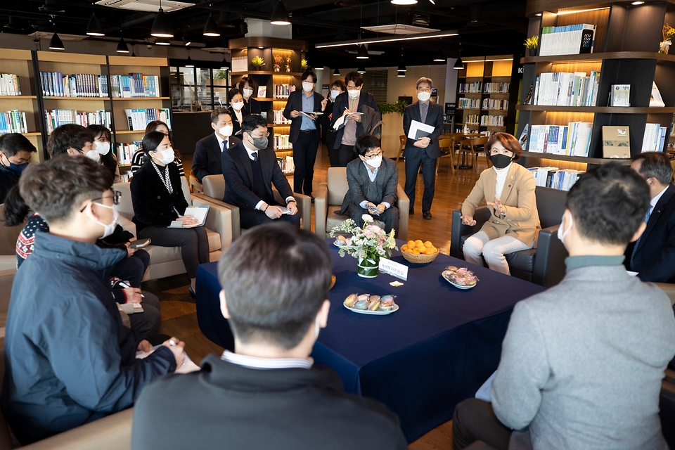 한정애 환경부장관, 환경산업기술원 및 대기환경연구소 방문 - 사진 | 멀티미디어 | 대한민국 정책브리핑 한정애 환경부장관, 환경산업기술원 및... 