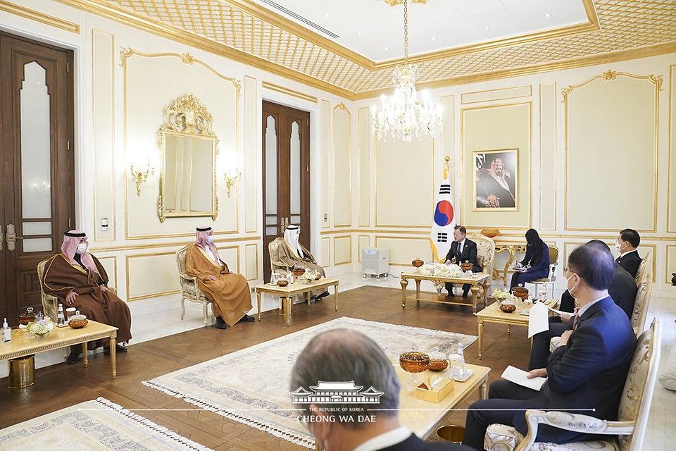 문재인 대통령이 19일(현지시간) 리야드 영빈관에서 ‘나예프 알 하즈라프’ 걸프협력회의(GCC) 사무총장을 접견하고 있다.