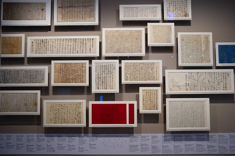 <p>국립한글박물관이 개관한 후 8년 만에 전면 개편했다. 21일 오후 서울 용산구 국립한글박물관에서 상설 전시 ‘훈민정음, 천년의 문자 계획’에서 조선 시대 한글로 쓴 편지들이 전시돼  있다.</p>