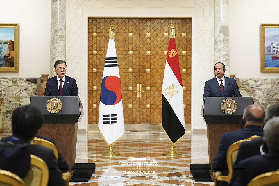 문재인 대통령과 압델 파타 알시시 이집트 대통령이 20일(현지시간) 이집트 카이로 대통령궁에서 열린 공동 언론발표에서 발언을 하고 있다.